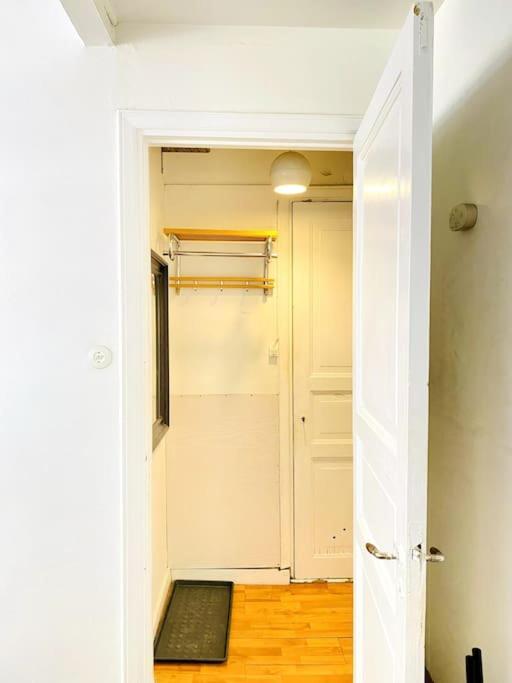 Self Check-in Cozy Studio Near Kamppi Metro, Hietaranta Beach! Apartment Helsinki